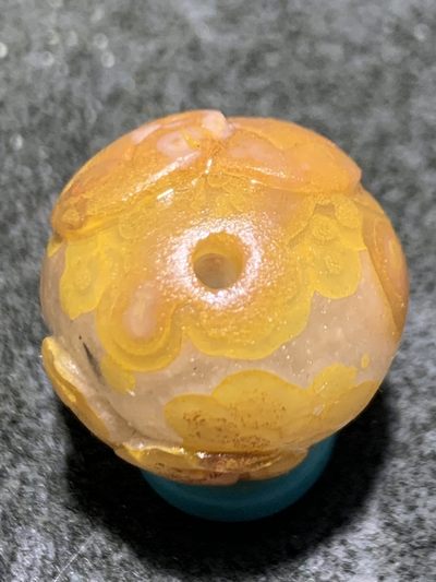 精美冰飘亚光战国红玛瑙俏色巧雕三足招财金蟾随形圆珠一个， 精美冰飘亚光战国红玛瑙俏色巧雕三足招财金蟾随形圆珠一个，