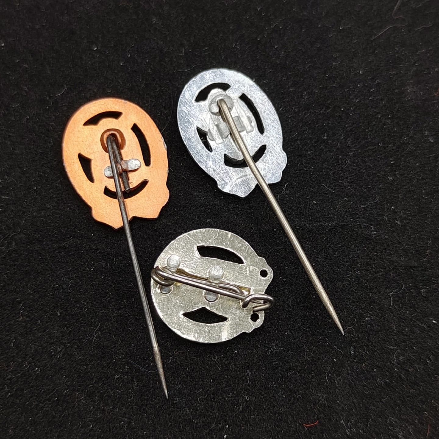 全场0元起拍 第52期 咸鱼国勋章拍卖专场 5月3日（周三）下午6：00开始 东德金银铜体能章一组