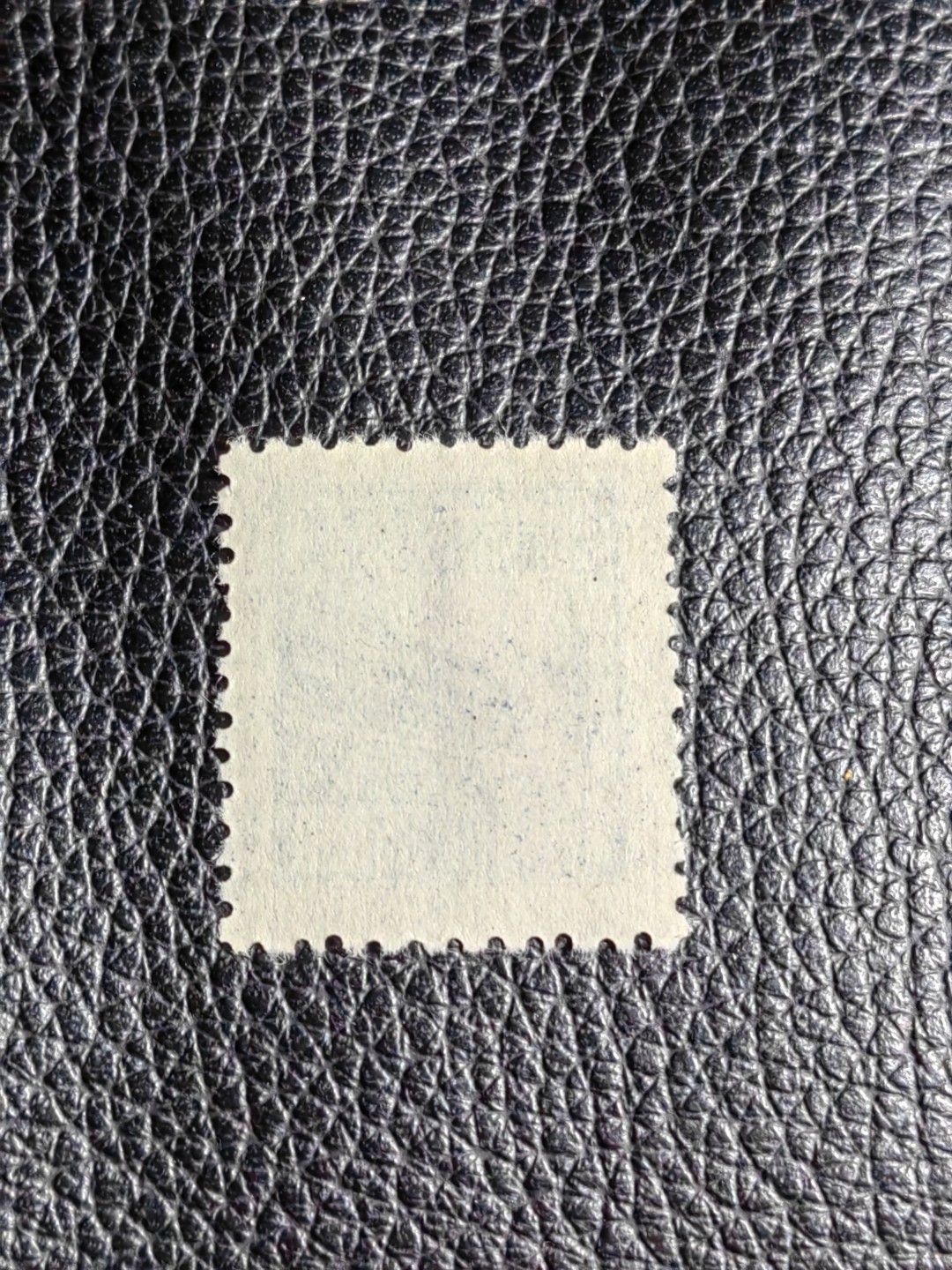 洪涛臻品批发群  精选邮票限时拍卖第二百六十七期 普1东贴 面值35000元一枚，全品，1950年新中国成立发行的第一组普票，年代久远，具有较高的收藏意义，全品可评级，喜欢不要错过