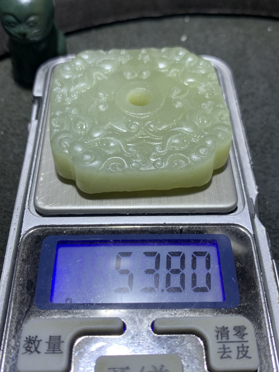 天然青海料水草沁和田玉雕刻兽首玉佩一个，