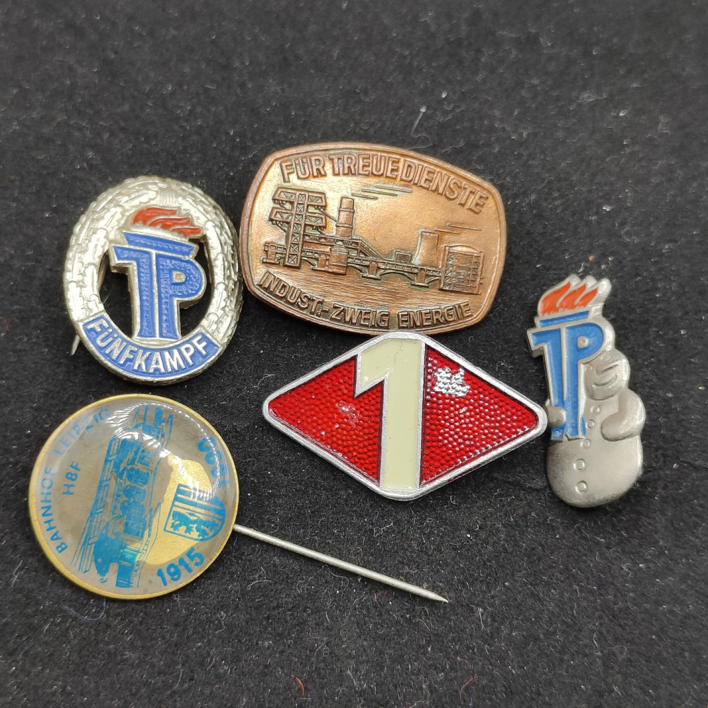 全场0元起拍 第52期 咸鱼国勋章拍卖专场 5月3日（周三）下午6：00开始 东德徽章一组五个