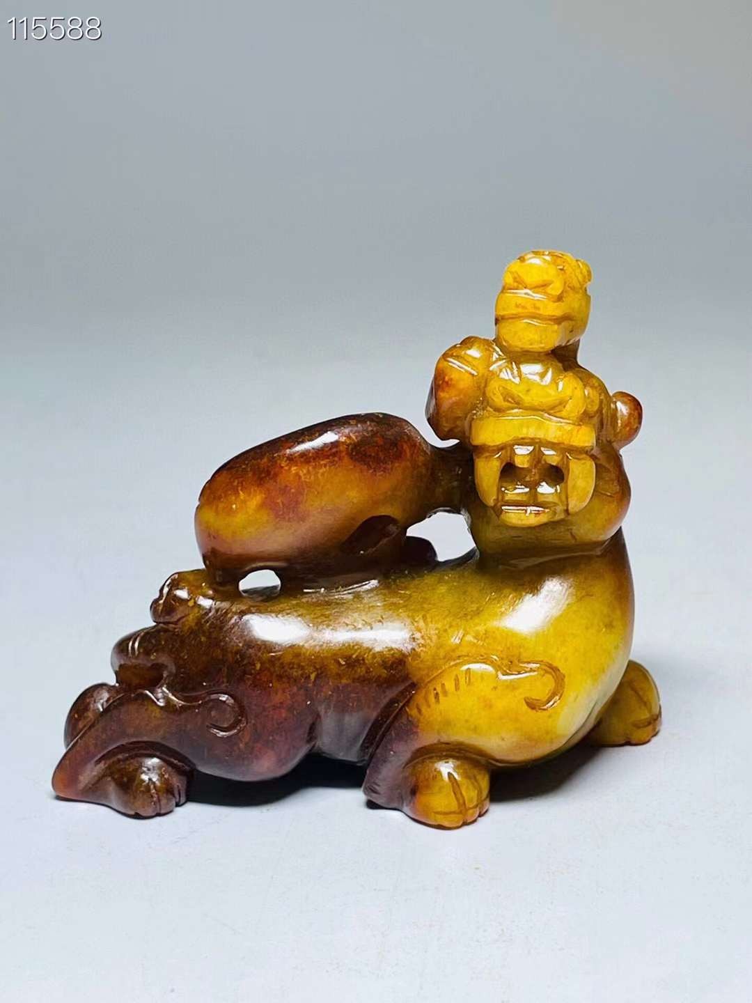 旧藏●精品和田玉精雕子母兽摆件