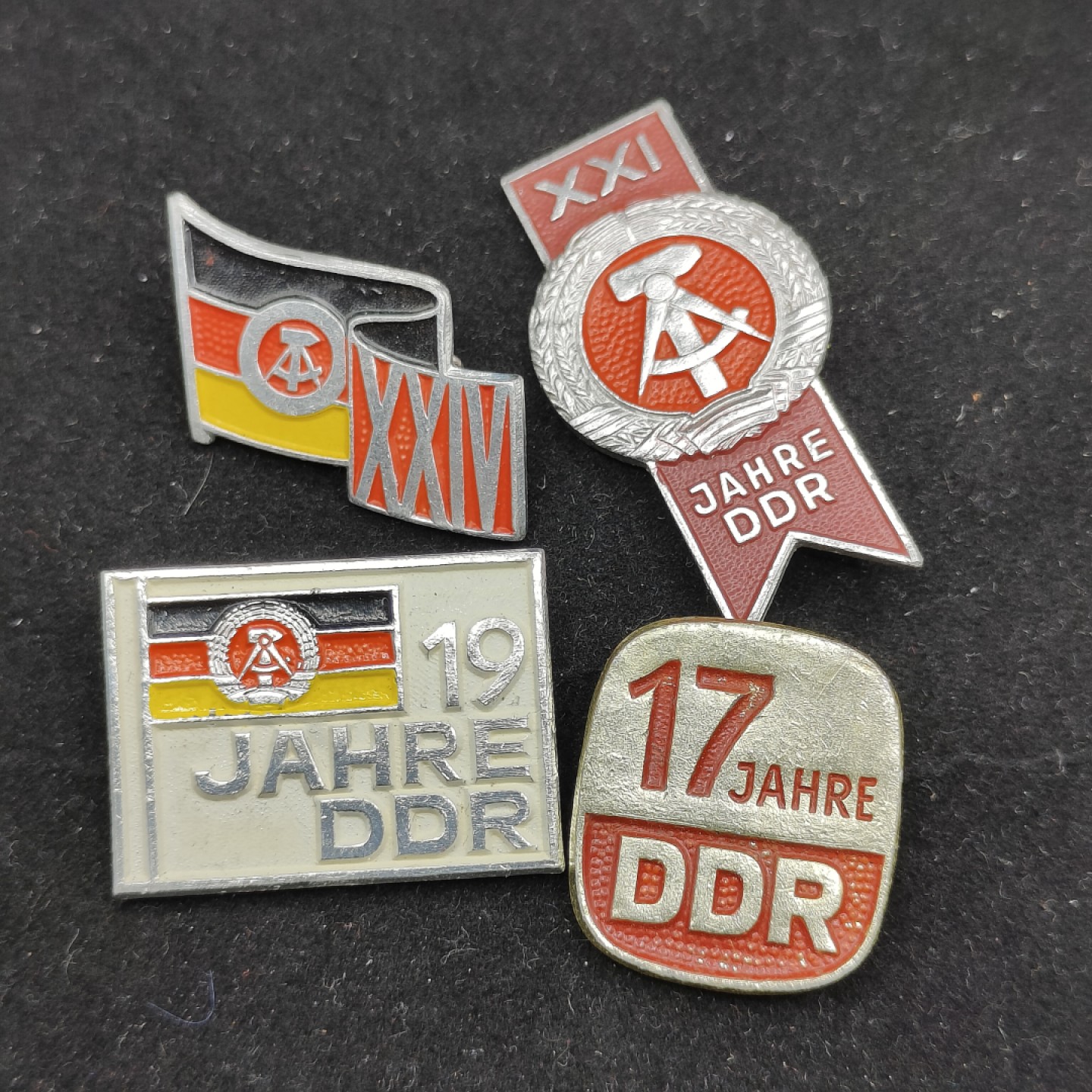 全场0元起拍 第52期 咸鱼国勋章拍卖专场 5月3日（周三）下午6：00开始 东德建国纪念章 四个一组