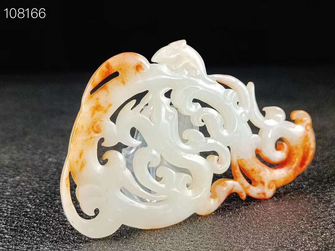 旧藏●清代和田玉精雕龙凤玉佩，玉质油润细腻，雕工精美，手感圆润，沁色自然，品相如图。
