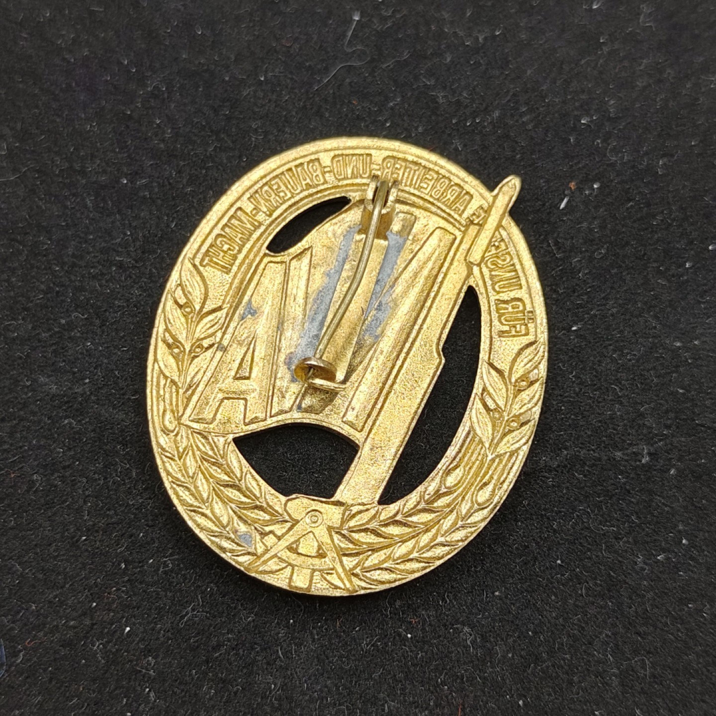 全场0元起拍 第52期 咸鱼国勋章拍卖专场 5月3日（周三）下午6：00开始 东德人民军体能章