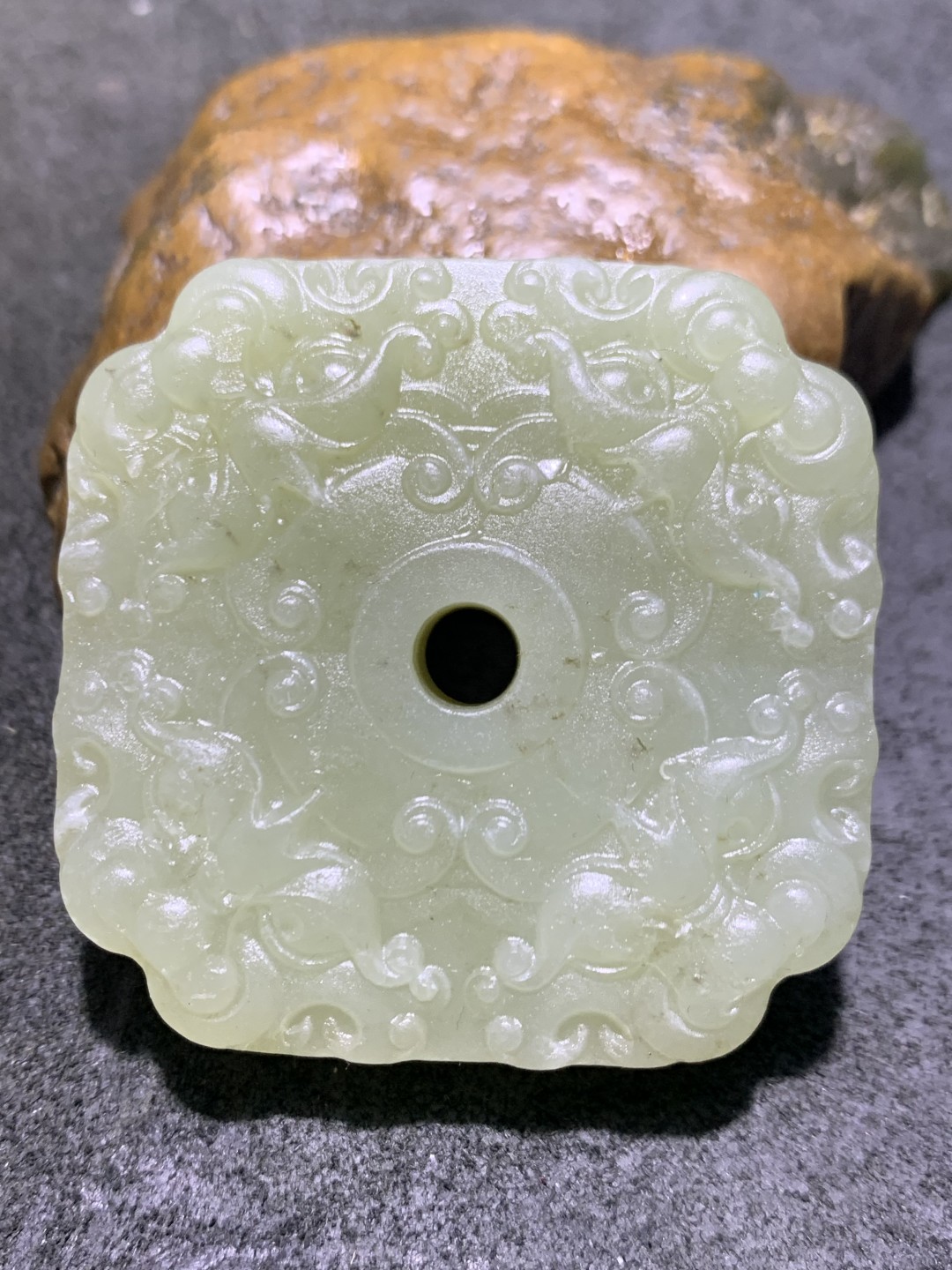 天然青海料水草沁和田玉雕刻兽首玉佩一个，