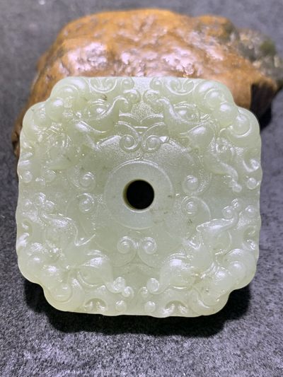 天然青海料水草沁和田玉雕刻兽首玉佩一个， - 天然青海料水草沁和田玉雕刻兽首玉佩一个，
