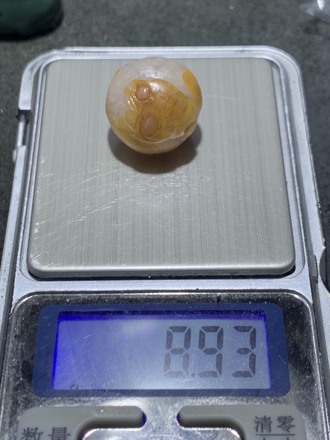 精美冰飘亚光战国红玛瑙俏色巧雕三足招财金蟾随形圆珠一个，
