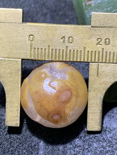 精美冰飘亚光战国红玛瑙俏色巧雕三足招财金蟾随形圆珠一个， 精美冰飘亚光战国红玛瑙俏色巧雕三足招财金蟾随形圆珠一个，