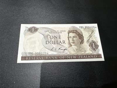 《外钞收藏家》第二百六十五期 - 1967年新西兰1刀 高冠 补号 全新UNC