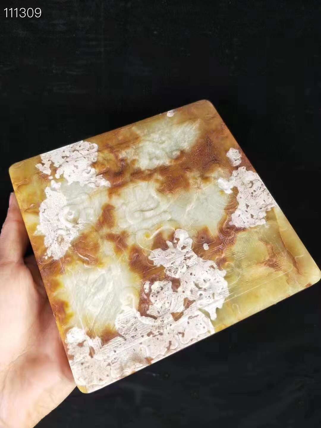 出土高古玉兽面纹方镜，包浆均匀厚重，器型规整，玉质细腻油润，沁色自然，由整块天然岫玉雕刻而成。