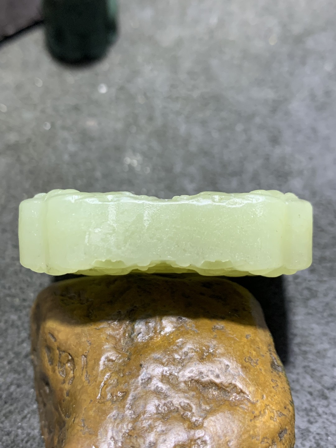 天然青海料水草沁和田玉雕刻兽首玉佩一个，