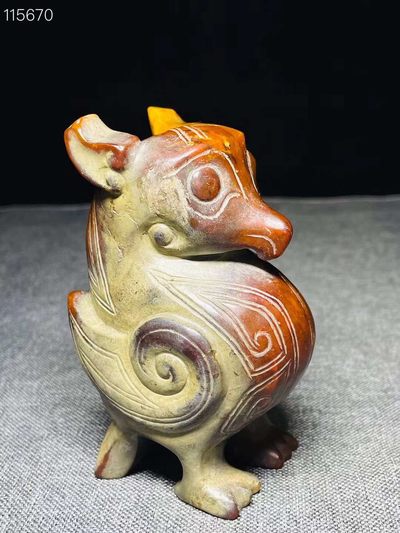 旧藏●精雕老和田玉立鸟手把件 旧藏●精雕老和田玉立鸟手把件