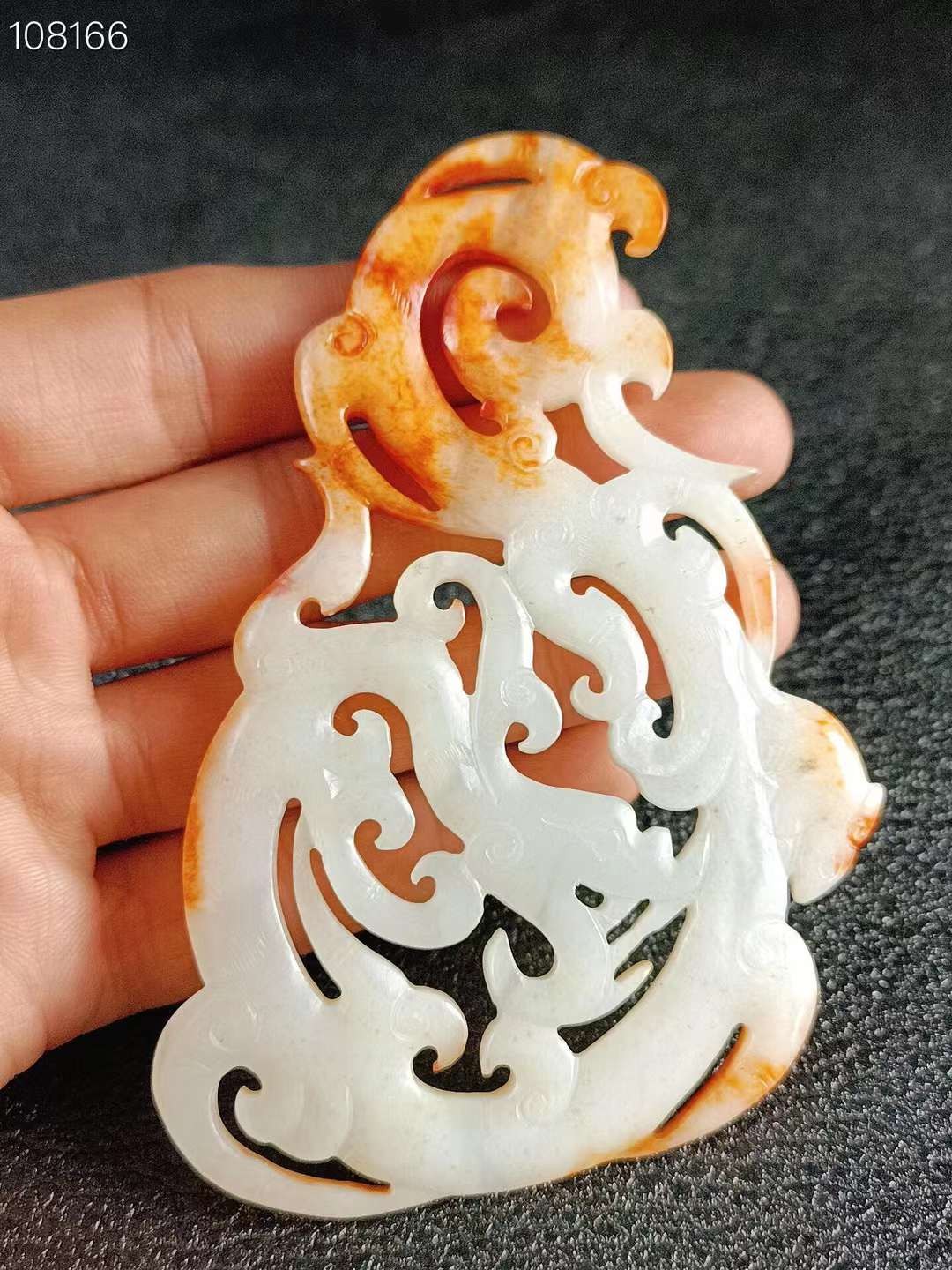 旧藏●清代和田玉精雕龙凤玉佩，玉质油润细腻，雕工精美，手感圆润，沁色自然，品相如图。