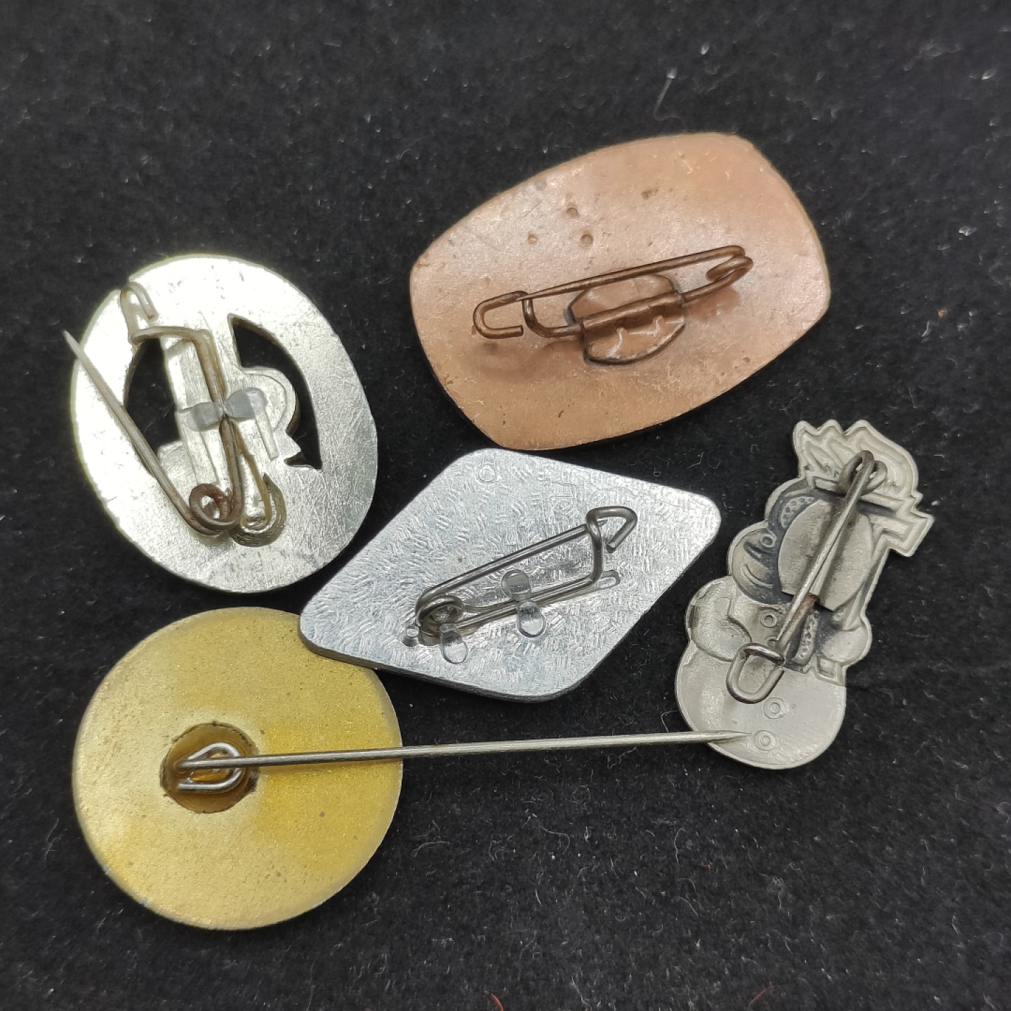 全场0元起拍 第52期 咸鱼国勋章拍卖专场 5月3日（周三）下午6：00开始 东德徽章一组五个