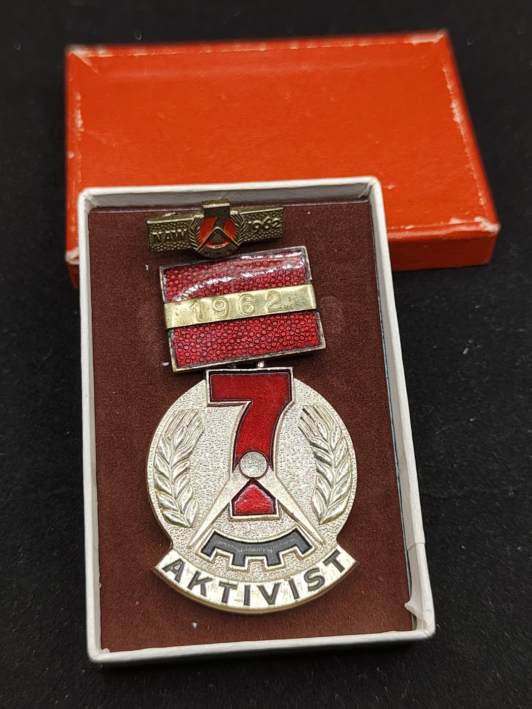 全场0元起拍 第52期 咸鱼国勋章拍卖专场 5月3日（周三）下午6：00开始 东德七年计划积极份子奖章 珐琅上挂 带略