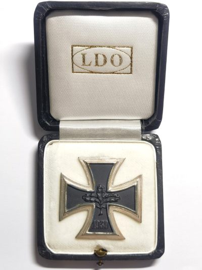 小驴勋章奖章收藏5月1号晚18点拍卖 - 德国战后57版一级铁十字勋章，铁质核心黑漆，带原仿皮LDO盒，好品
