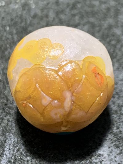 精美冰飘亚光战国红玛瑙俏色巧雕三足招财金蟾随形圆珠一个， 精美冰飘亚光战国红玛瑙俏色巧雕三足招财金蟾随形圆珠一个，