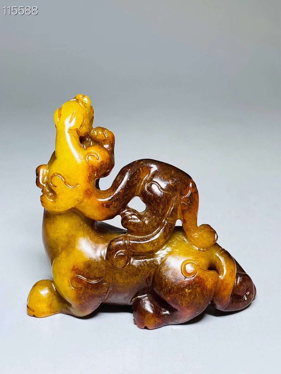 旧藏●精品和田玉精雕子母兽摆件