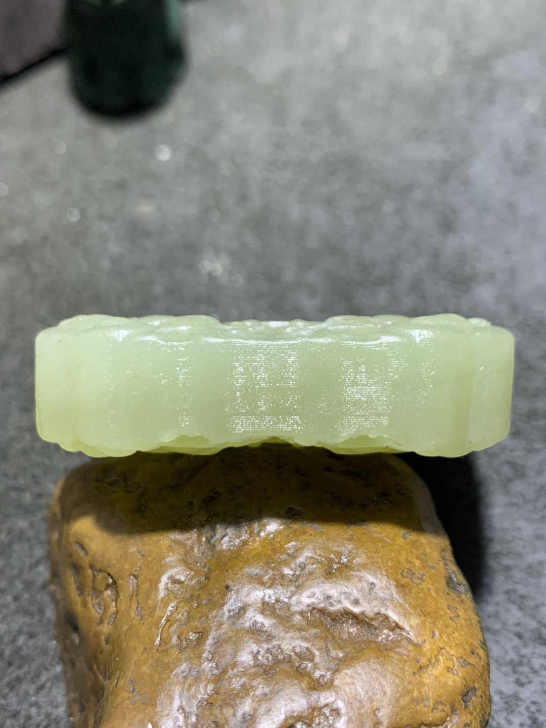 天然青海料水草沁和田玉雕刻兽首玉佩一个，