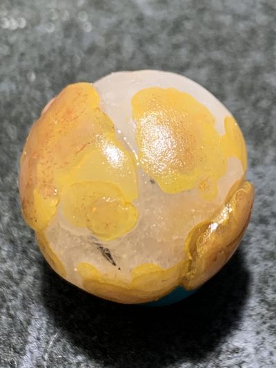 精美冰飘亚光战国红玛瑙俏色巧雕三足招财金蟾随形圆珠一个， 精美冰飘亚光战国红玛瑙俏色巧雕三足招财金蟾随形圆珠一个，