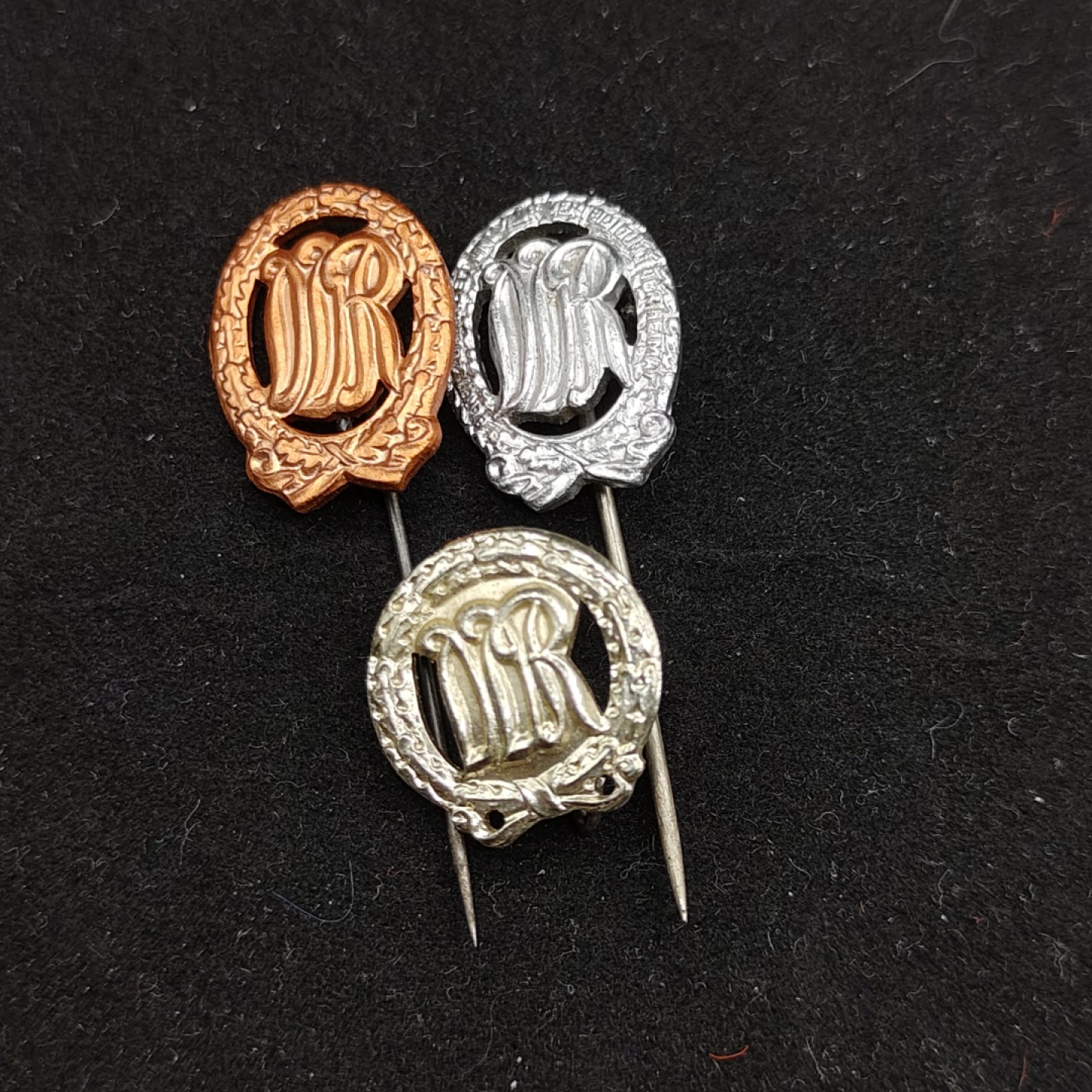 全场0元起拍 第52期 咸鱼国勋章拍卖专场 5月3日（周三）下午6：00开始 东德金银铜体能章一组