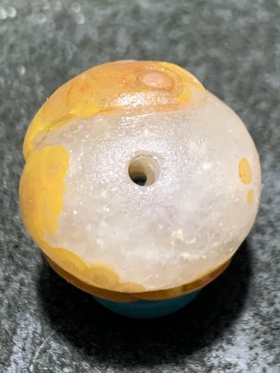 精美冰飘亚光战国红玛瑙俏色巧雕三足招财金蟾随形圆珠一个， 精美冰飘亚光战国红玛瑙俏色巧雕三足招财金蟾随形圆珠一个，