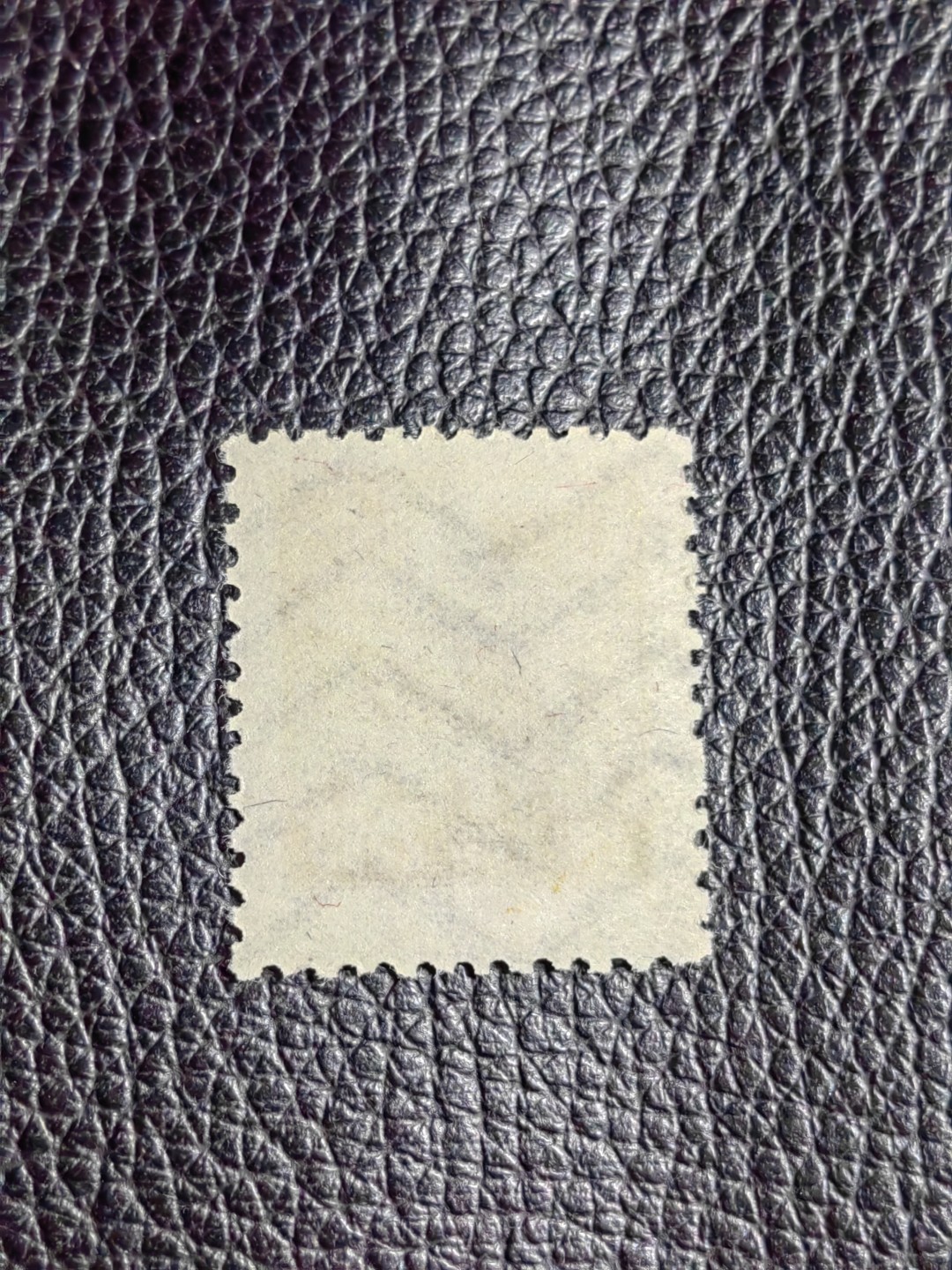 洪涛臻品批发群  精选邮票限时拍卖第二百四十九期 普2东北贴用  面值2500元一枚，上品软折等，1950年新中国成立发行的第一组普票，年代久远，具有较高的收藏意义，全品可评级，喜欢不要错过