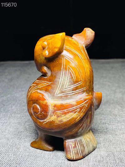 旧藏●精雕老和田玉立鸟手把件 旧藏●精雕老和田玉立鸟手把件