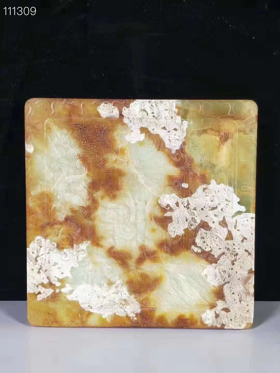 出土高古玉兽面纹方镜，包浆均匀厚重，器型规整，玉质细腻油润，沁色自然，由整块天然岫玉雕刻而成。