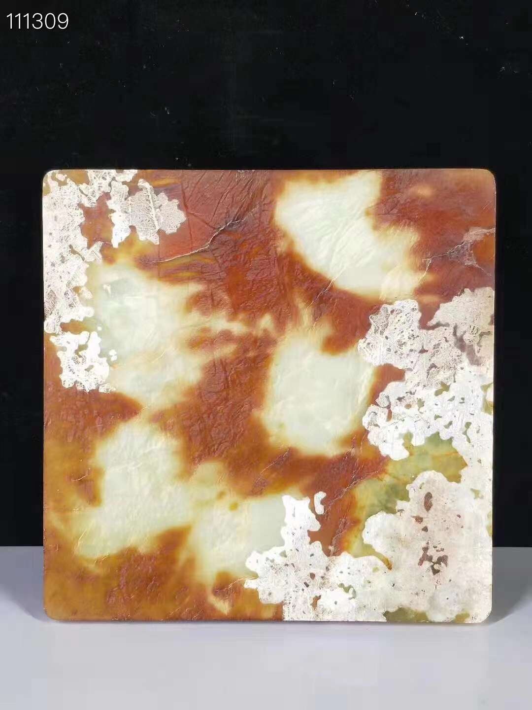 出土高古玉兽面纹方镜，包浆均匀厚重，器型规整，玉质细腻油润，沁色自然，由整块天然岫玉雕刻而成。
