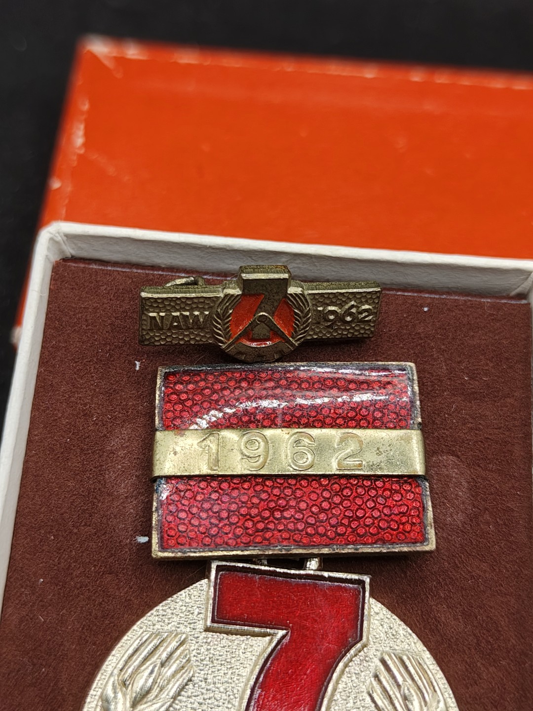 全场0元起拍 第52期 咸鱼国勋章拍卖专场 5月3日（周三）下午6：00开始 东德七年计划积极份子奖章 珐琅上挂 带略