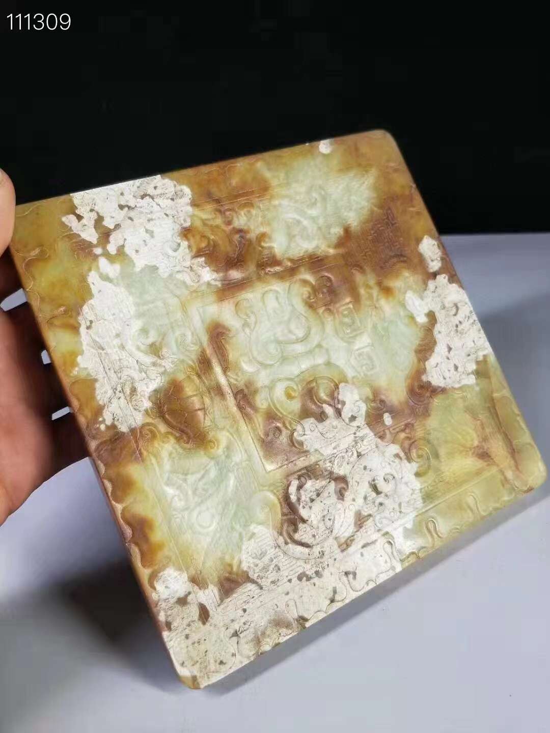 出土高古玉兽面纹方镜，包浆均匀厚重，器型规整，玉质细腻油润，沁色自然，由整块天然岫玉雕刻而成。