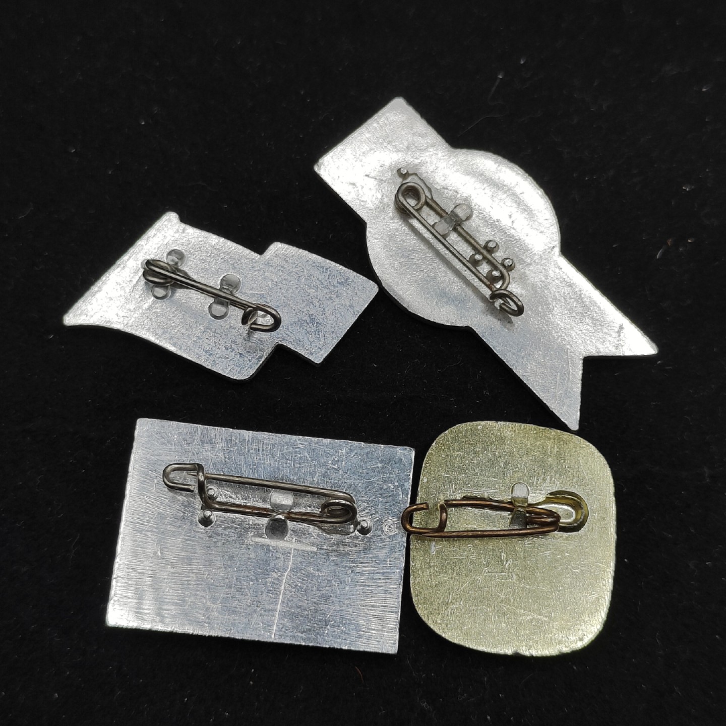 全场0元起拍 第52期 咸鱼国勋章拍卖专场 5月3日（周三）下午6：00开始 东德建国纪念章 四个一组