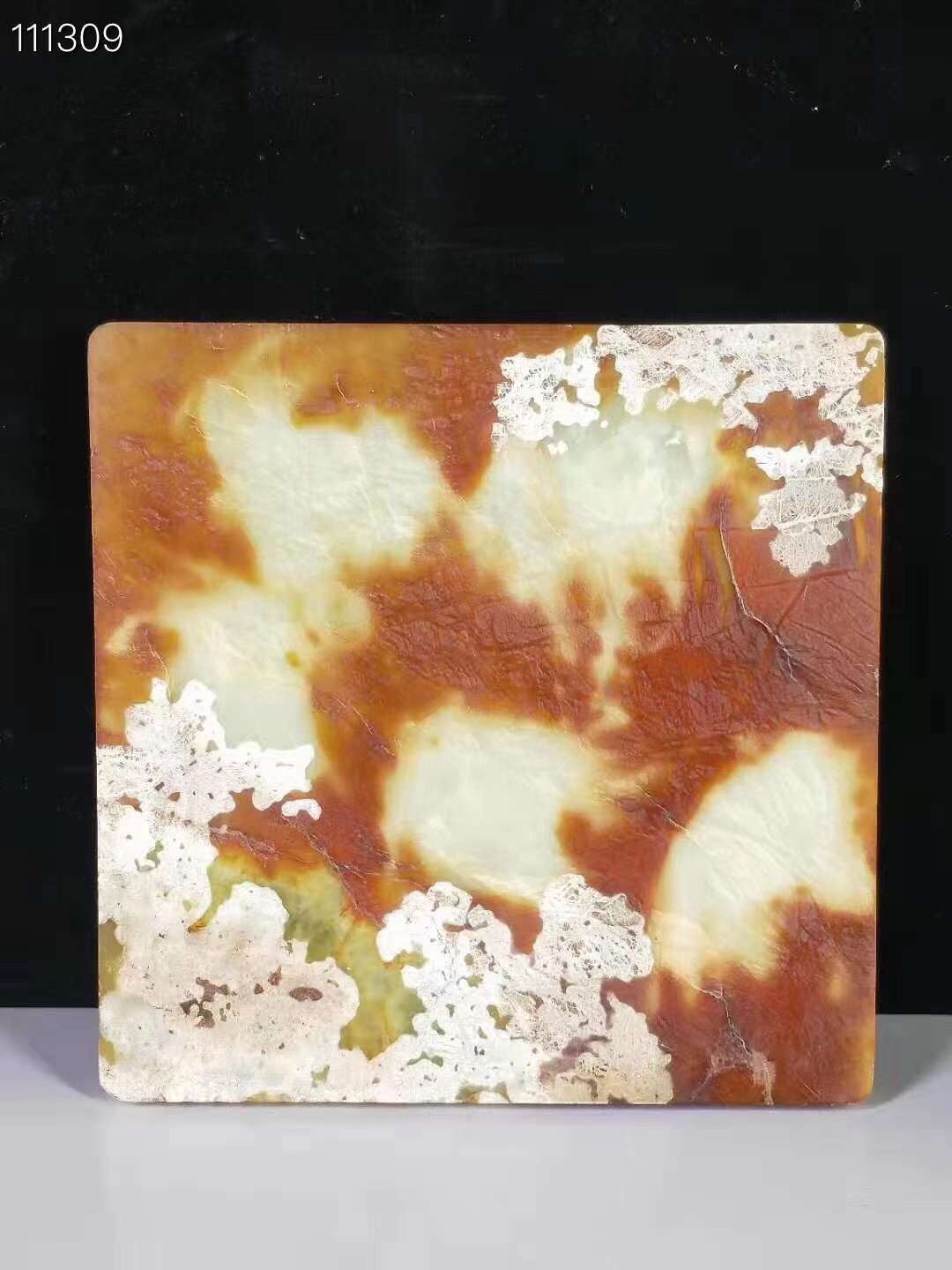 出土高古玉兽面纹方镜，包浆均匀厚重，器型规整，玉质细腻油润，沁色自然，由整块天然岫玉雕刻而成。