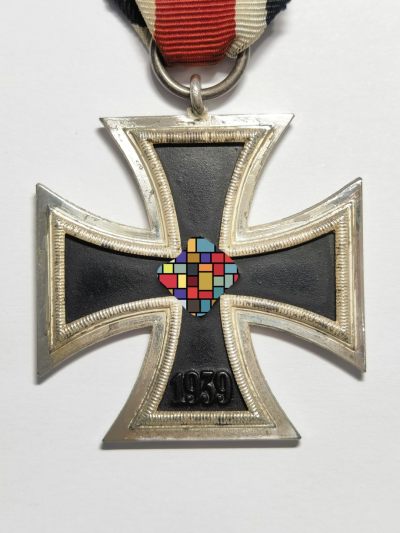 小驴勋章奖章收藏5月1号晚18点拍卖 - 德国WWII二级铁十字勋章，早期无标，100厂特征，铁质核心黑漆，白油极品品相，漆面完整
