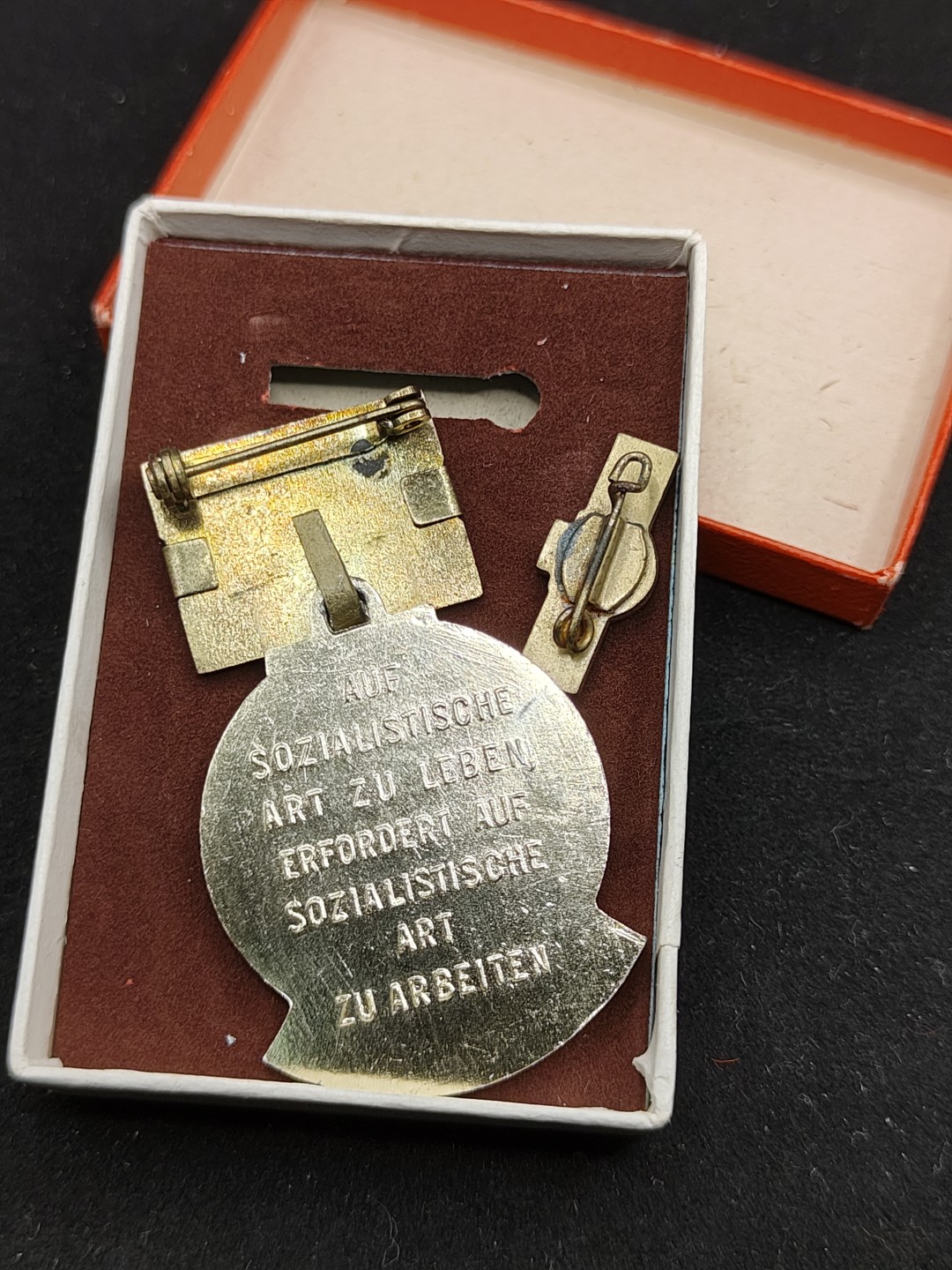 全场0元起拍 第52期 咸鱼国勋章拍卖专场 5月3日（周三）下午6：00开始 东德七年计划积极份子奖章 珐琅上挂 带略