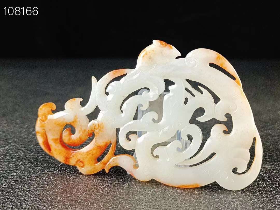 旧藏●清代和田玉精雕龙凤玉佩，玉质油润细腻，雕工精美，手感圆润，沁色自然，品相如图。