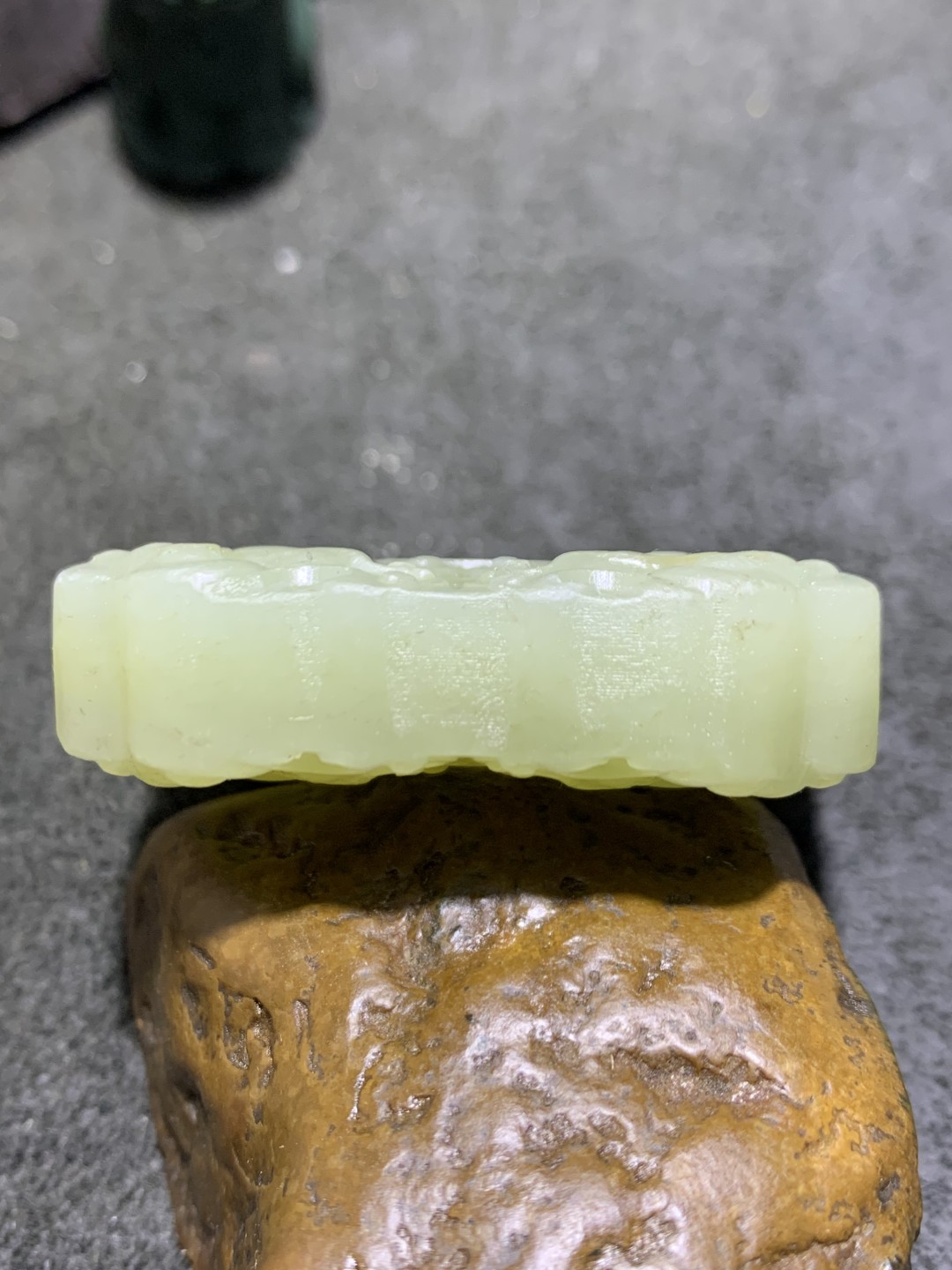 天然青海料水草沁和田玉雕刻兽首玉佩一个，