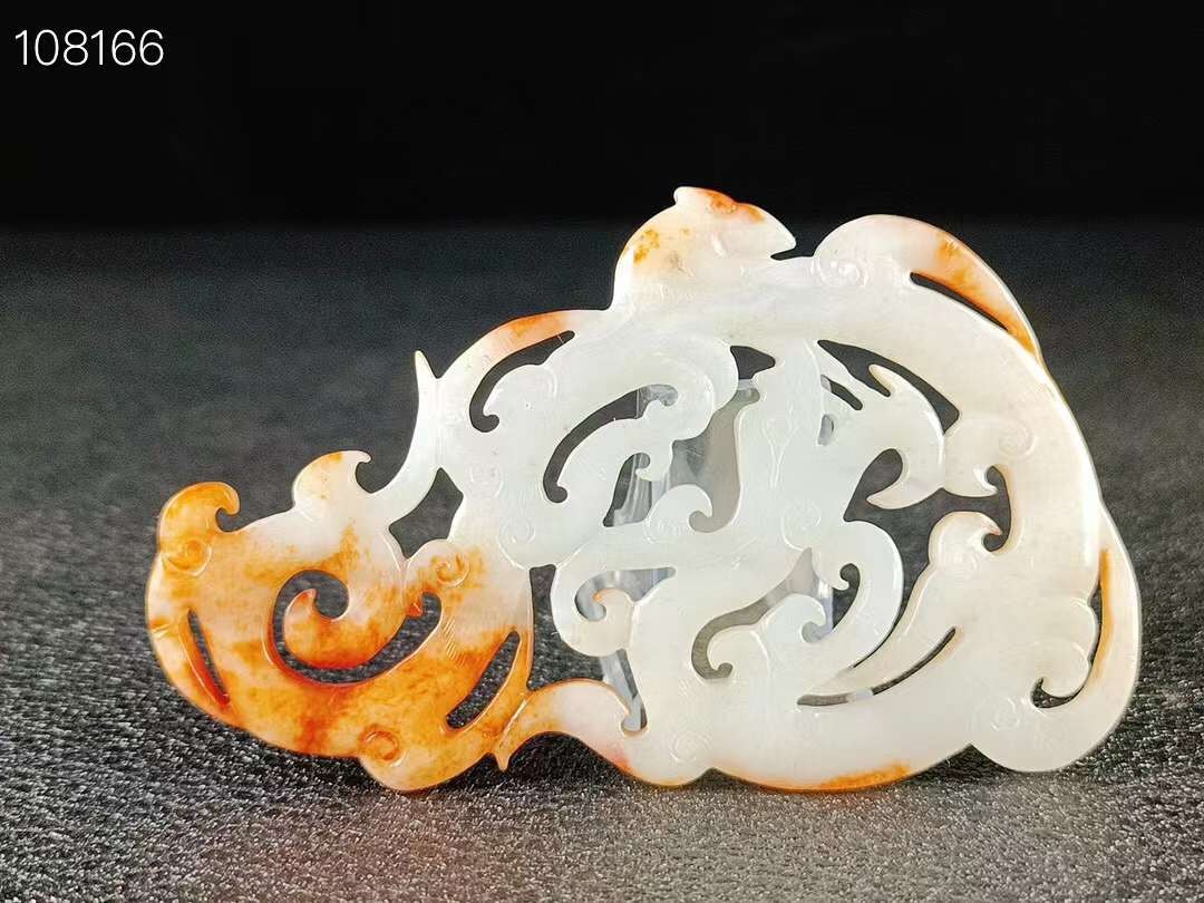 旧藏●清代和田玉精雕龙凤玉佩，玉质油润细腻，雕工精美，手感圆润，沁色自然，品相如图。