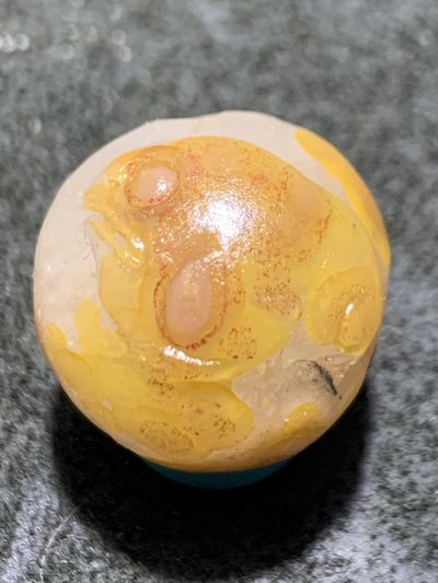 精美冰飘亚光战国红玛瑙俏色巧雕三足招财金蟾随形圆珠一个， 精美冰飘亚光战国红玛瑙俏色巧雕三足招财金蟾随形圆珠一个，