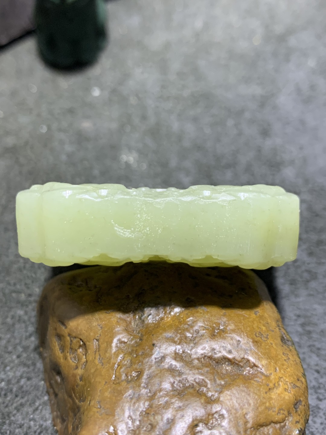 天然青海料水草沁和田玉雕刻兽首玉佩一个，