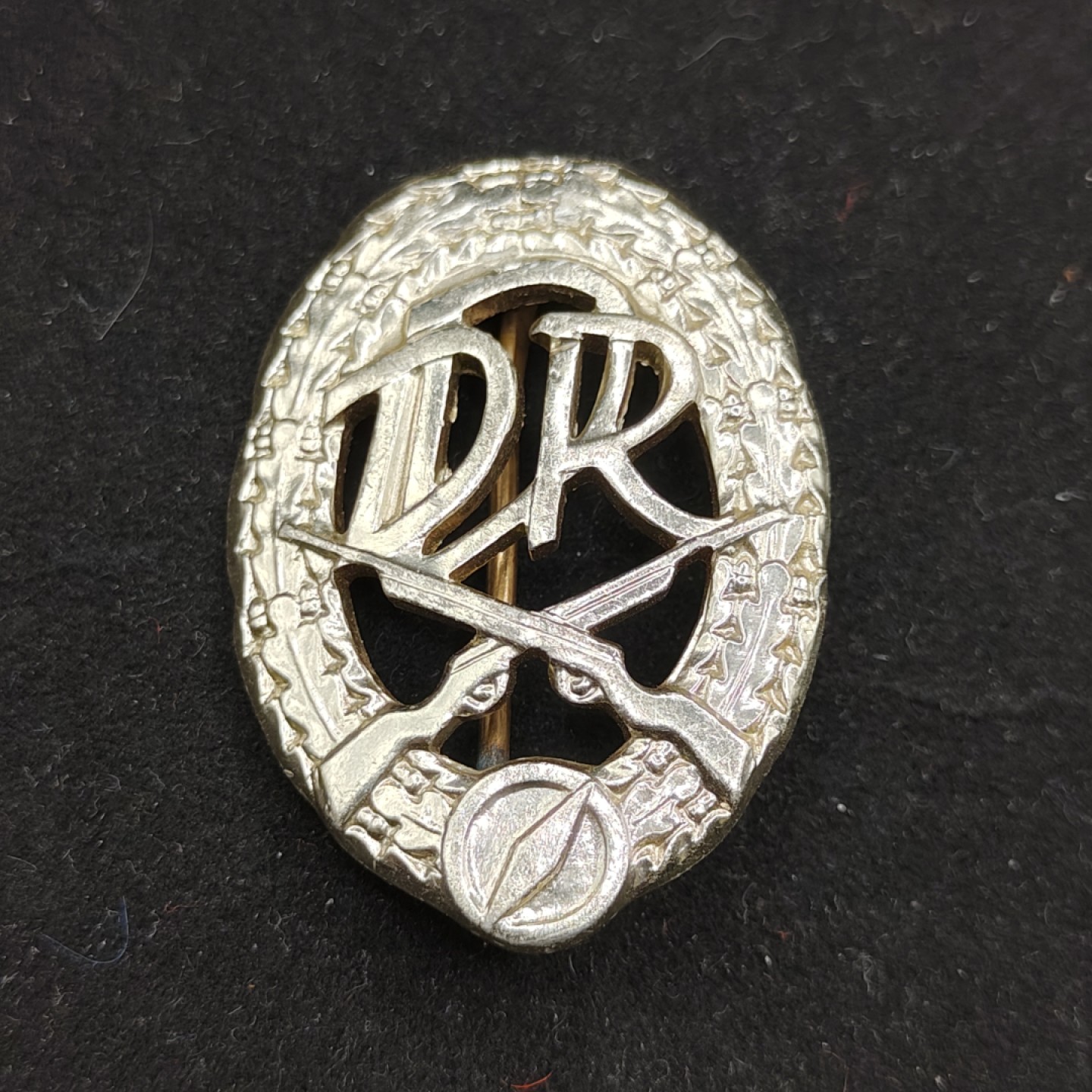 全场0元起拍 第52期 咸鱼国勋章拍卖专场 5月3日（周三）下午6：00开始 东德金级射击技能章