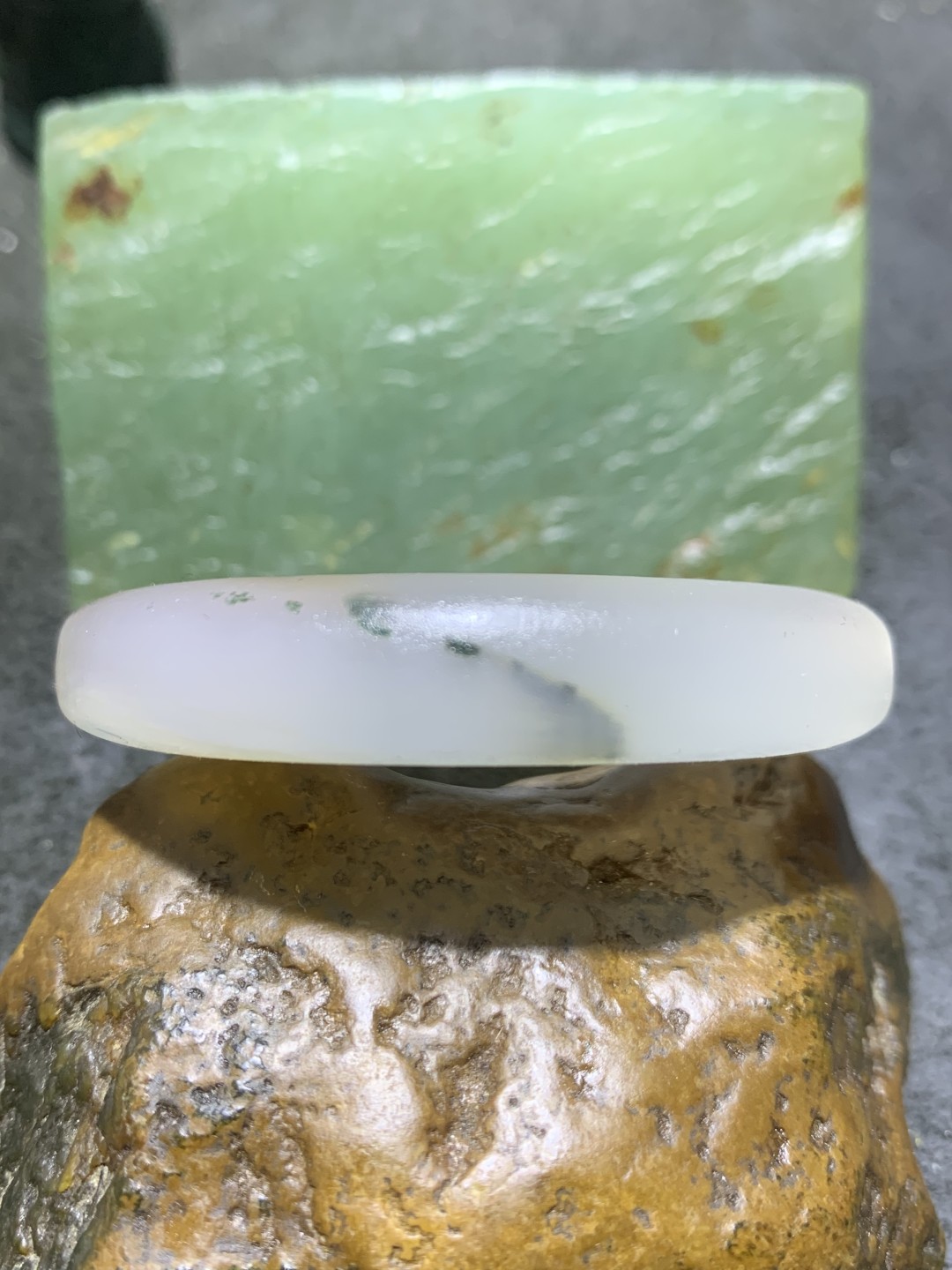 精美亚光高玉化草花纹海洋玉髓手工雕刻和字公主环挂件一个！