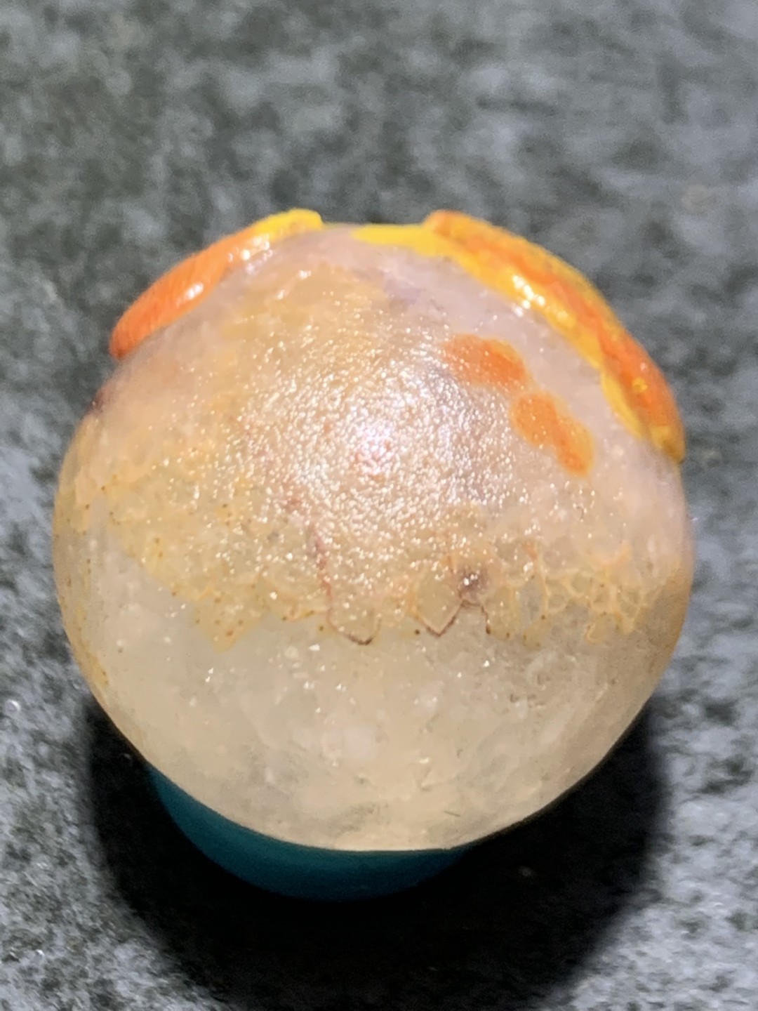 精美冰飘亚光战国红玛瑙手工俏色巧雕灵芝随形圆珠一个，