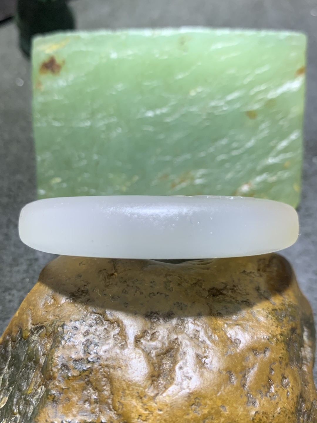 精美亚光高玉化草花纹海洋玉髓手工雕刻和字公主环挂件一个！
