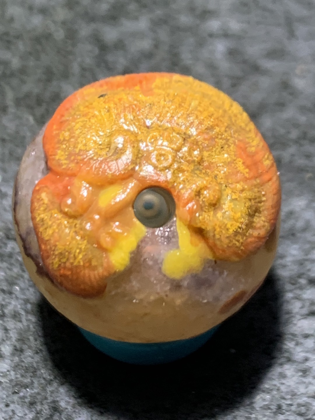 精美冰飘亚光战国红玛瑙手工俏色巧雕灵芝随形圆珠一个，