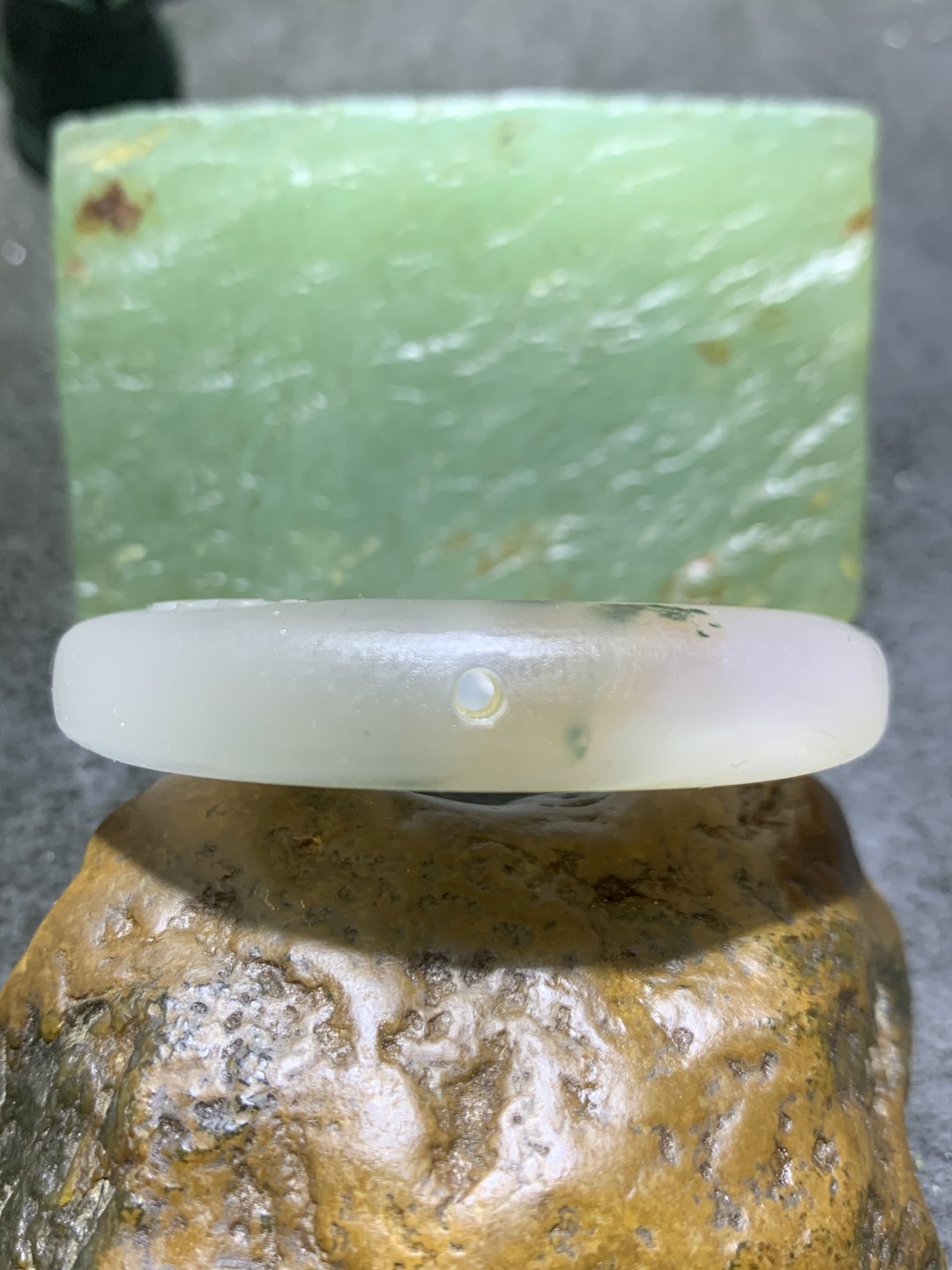 精美亚光高玉化草花纹海洋玉髓手工雕刻和字公主环挂件一个！