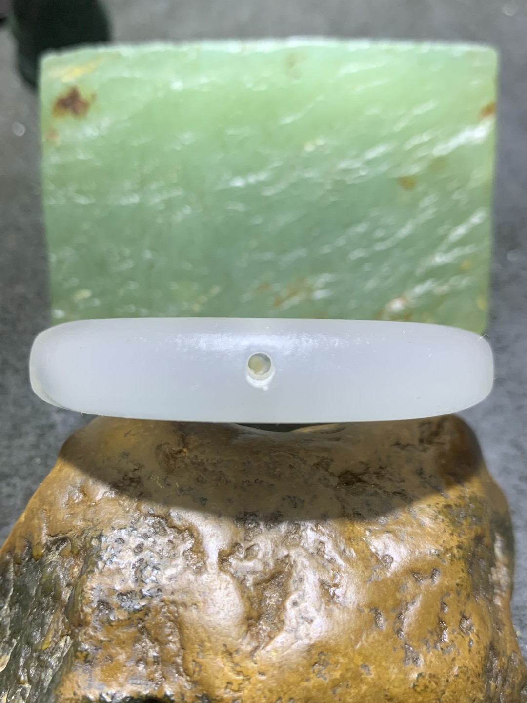 精美亚光高玉化草花纹海洋玉髓手工雕刻和字公主环挂件一个！