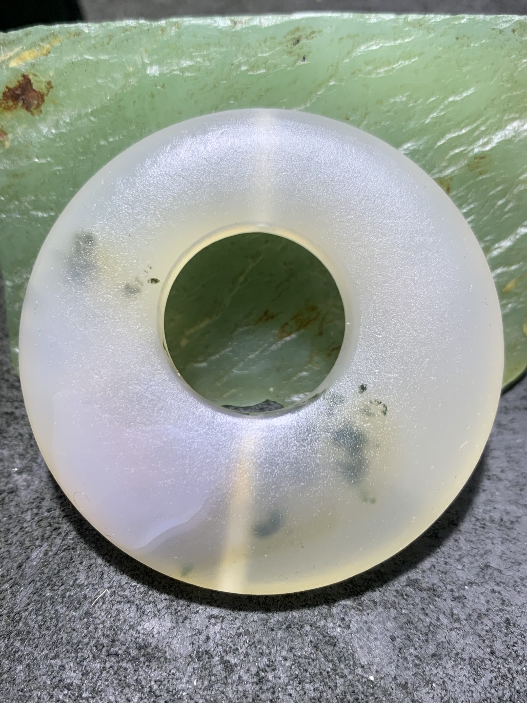 精美亚光高玉化草花纹海洋玉髓手工雕刻和字公主环挂件一个！